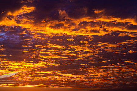 天空中日落燃烧的颜色热带金子季节反射场景天际蓝色地平线海浪戏剧性图片
