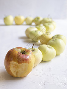 板条箱中绿色苹果的纯色背景 许多有机格兰尼史密斯苹果 超市里健康实惠的水果 维生素 C 的来源 设计模式 从上面看图片