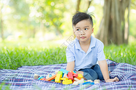 小男孩正在玩 想法和灵感与玩具块的游戏学习男生建设者房子建筑场地婴儿幼儿园孩子们娱乐图片