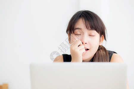年轻美丽的自由职业青年女性 在无聊和疲劳的劳动中工作秘书女孩企业家睡意商业失眠员工办公室笔记本电脑图片