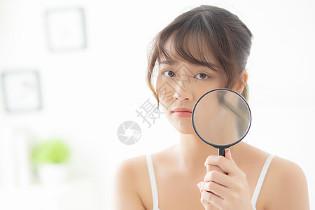 美丽的年青年轻女性 皮肤放大的皮肤 一个问题镜子卫生女孩健康青少年青春痘保健女士疙瘩房间图片