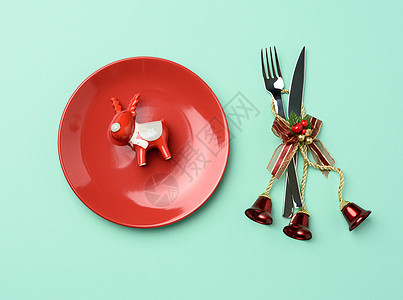 圆红色陶瓷板 刀和绿背景的叉子 fes图片