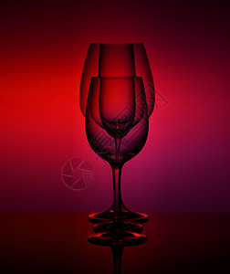 以彩色背景对各种空镜片的近端视图玻璃酒杯反射杯子水杯摄影黑暗器皿背光白色背景图片