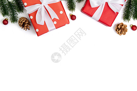 圣诞节假日配有红色礼品盒和装饰品i假期礼物手工业作品松树新年小样纪念日季节手工图片