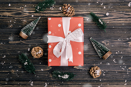 圣诞节假日配有红色礼品盒和标签装饰品礼物周年作品季节木头庆典松果纪念日丝带松树图片