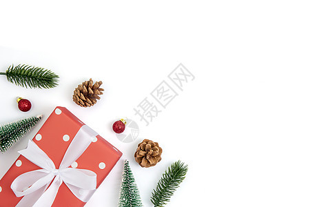 圣诞节假日配有红色礼品盒和装饰品i生日假期艺术云杉作品松果配件礼物松树丝带图片