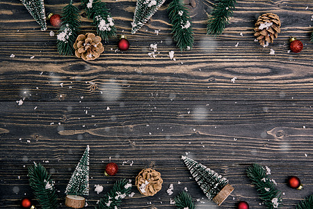 木制背景上的圣诞假日配制装饰品 n桌子锥体礼物庆典假期纪念日手工小样作品新年图片
