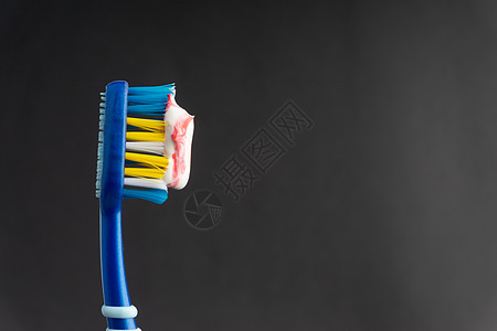 特写白色背景的牙刷 健康的概念桌子卫生牙医工具牙齿呼吸刷子木头塑料治疗图片