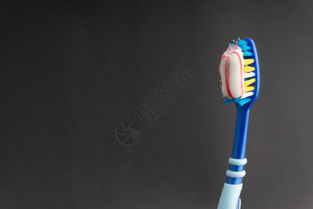 特写白色背景的牙刷 健康的概念浴室塑料工具呼吸牙医牙膏牙科刷子竹子桌子图片