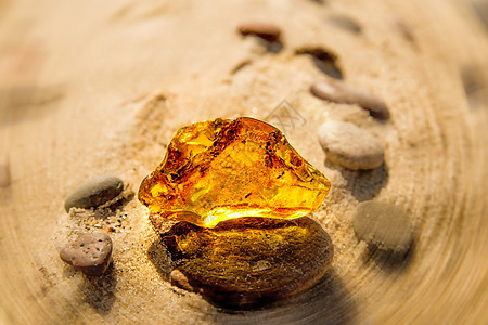 在波罗的海的海滩上安珀黄色宝石矿物石头化石果汁康复材料水晶橙子图片