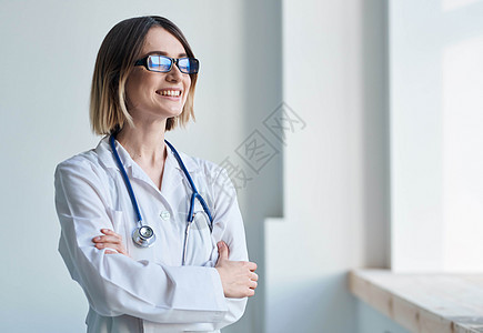 女专业医生 在窗户和听诊器附近戴眼镜的女专业医生实验室职业医院微笑保健外科专家药剂师健康工人图片
