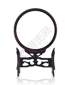 旧木环框圆形镜面 用来在白色上放置一张孤立的桌子图片