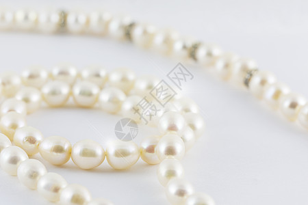 美丽的奶油珍珠项链曲线 孤立在白色的反面图片