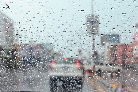 交通堵塞和雨中电灯下水图片