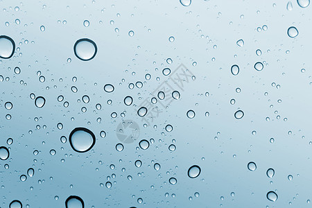 在玻璃镜子背景的水下落蓝天雨滴天气反射黑色窗户交通天空屏幕灰色阴影图片