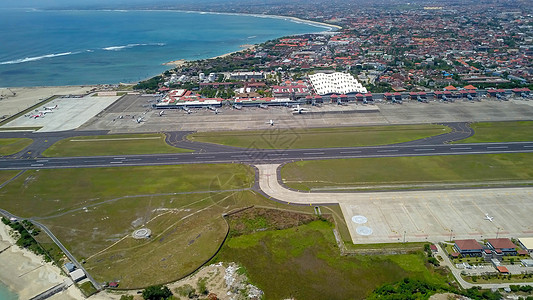 印度尼西亚巴厘岛Balinese机场的飞机 飞往Ngurah Rai机场跑道空气飞机场商业蓝色假期船运旅游引擎沥青图片