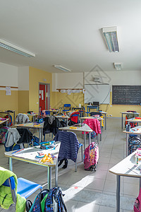 带办公桌和椅子的教室视图教育房间木板课堂房子班级桌子大学知识日光图片