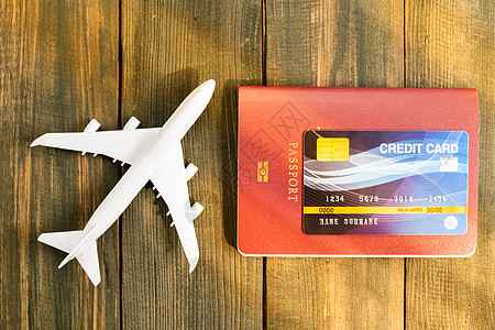 将信用卡放在木制桌上的护照上签证帐户支付现金银行业眼镜假期金融交易电子图片