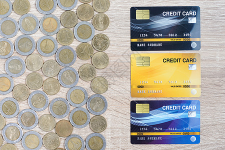 顶端房型和硬币 在木板上放信用卡价格债务住宅现金住房金融贷款货币卡片银行业图片
