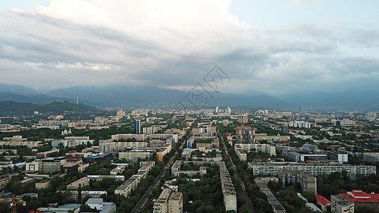 阿拉木图市上空的云层巨大路线景观风暴日落汽车假期城市天空旅行天线图片