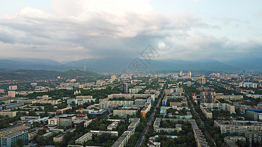 阿拉木图市上空的云层巨大旅游城市假期山脉天空天线蓝色地标风暴日落图片