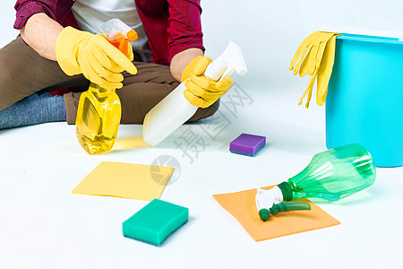 一个穿着红色雨衣的男人坐在家里洗地板 提供服务洗涤剂配件刷子职业家务女佣地面打扫丈夫工人房间房子图片