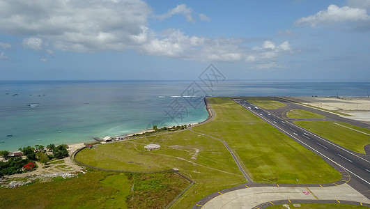 印度尼西亚巴厘登巴萨国际机场跑道 通向海洋的跑道 直达Ngurah Rai机场的空中视线捷径飞机踪迹旅行运输导航白线商业飞行旅游图片