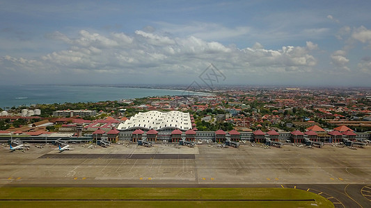 登巴萨国际机场 Ngurah Rai 巴厘岛 印度尼西亚 机场客运大楼前的印尼国家航空公司飞机乘客假期运输载体木板航空公司旅行喷图片