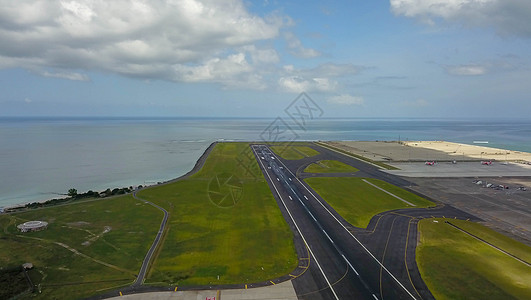 印度尼西亚巴厘登巴萨国际机场跑道 通向海洋的跑道 直达Ngurah Rai机场的空中视线运输方法喷射导航天空运动捷径白线日光商业图片