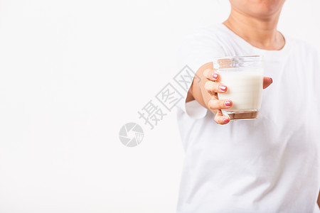 妇女用手握手 喝杯子中的白牛奶女孩牙齿微笑玻璃早餐食物饮食产品女士奶制品图片