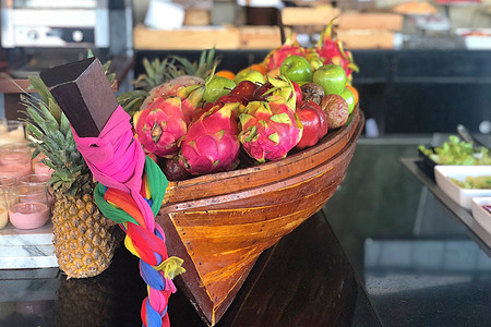 泰国以船形篮子形式制作的热带水果图片