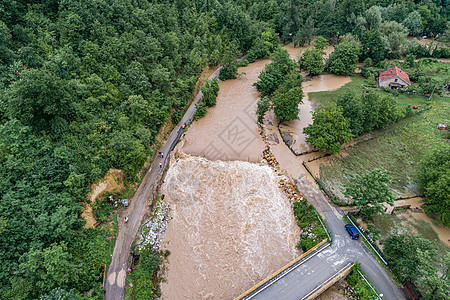 河水溢出 对桥梁和财产造成威胁的河流危险安全事故灾难风暴警告房子海浪情况流动图片
