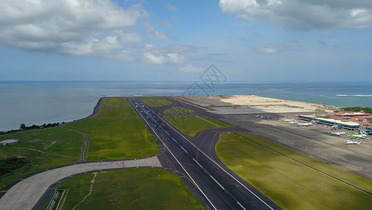 印度尼西亚巴厘登巴萨国际机场跑道 通向海洋的跑道 直达Ngurah Rai机场的空中视线喷射运输交通踪迹旅行旅游驾驶捷径白线沥青图片