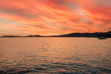 一些岛屿地平线 在多彩的日落和放松的海景下潮汐液体运动强光海浪辉光飞溅阳光冲浪热带图片