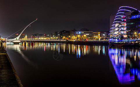 爱尔兰都柏林河 Liffey 晚上与竖琴桥反射夜建筑学灯笼竖琴天际全景月亮景观城市镜子星星图片