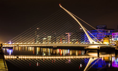 塞缪尔贝克特大桥哈普大桥 爱尔兰都柏林夜运动建筑学全景月亮星星竖琴地标反思城市灯笼图片