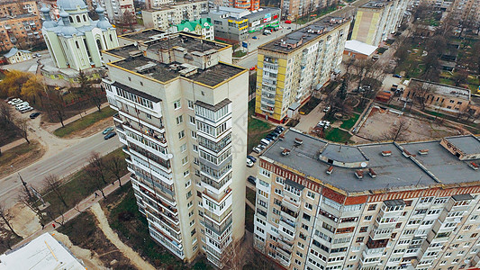 从鸟眼看城市的空中景象 乌克兰Ternopil房屋广告牌住房广告路口运输汽车交通鸟瞰图建筑学图片