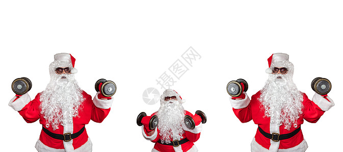 三个圣诞老人锻炼身体 在空中推举哑铃 其中一个很小 站在中间 孤立在白色背景上 横幅尺寸 复制空间图片
