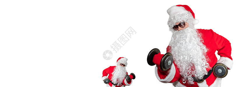 圣诞老人锻炼身体 举起哑铃 做二头肌弯举 一个小圣诞老人面对一个大圣诞老人 孤立在白色背景上 运动 健身 健美概念 横幅尺寸 复图片