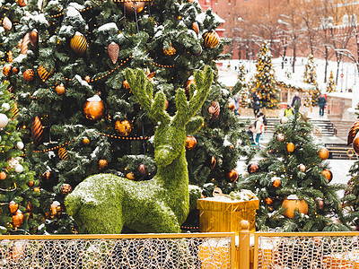 圣诞树 配有金子 铜球和驯鹿图片