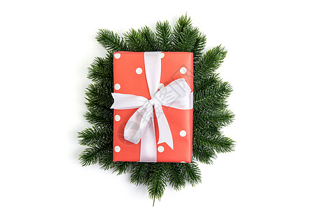 圣诞节假日配有红色礼品盒和装饰品i丝带云杉松果纪念日艺术手工业生日手工礼物盒作品图片