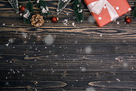圣诞节假日配有红礼盒装饰品的圣诞礼物松果周年礼物纪念日假期标签盒子丝带季节桌子图片