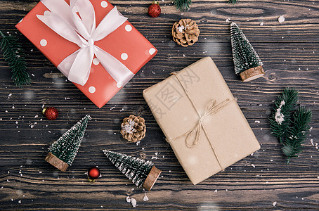 圣诞节假日配有红色礼品盒和标签装饰品作品假期桌子礼物盒锥体木头松果新年庆典艺术图片