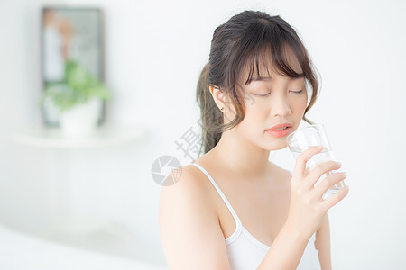 美丽的肖像 年轻的年轻亚洲女性与坚果微笑保健饮食营养女孩活力喜悦成人健康幸福补水图片