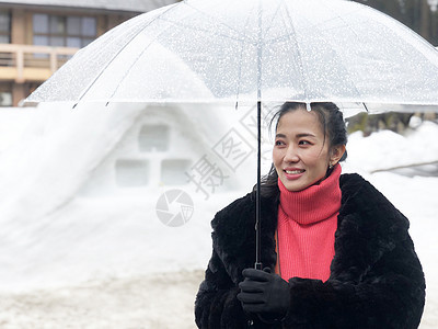 在冬季和Sno时持透明伞的女旅游者地标假期遗产历史性世界建筑学观光历史游客女士图片