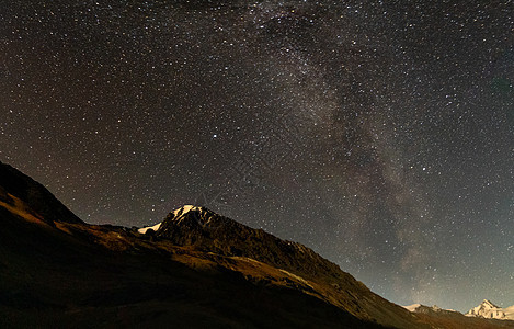 阿尔泰山上方有星空 阿尔泰山上有美丽的夜空反射星系天文学蓝色黑暗山脉背光星星墙纸宇宙图片