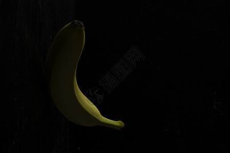 黑木木底的单一黄黄色香蕉图片