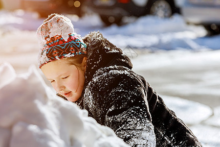 小小孩在雪地上户外玩耍的方式 在家里开车时下雪图片