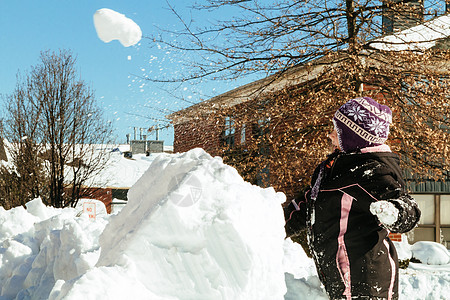在冬天玩雪的时候 幼小的天主教女孩儿图片