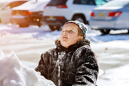 美丽的快乐的小孩 在乡下院子里玩雪图片